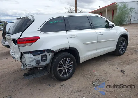 2018 Toyota Highlander Xle z USA, uszkodzony, nr VIN 5TDJZRFH0JS840225